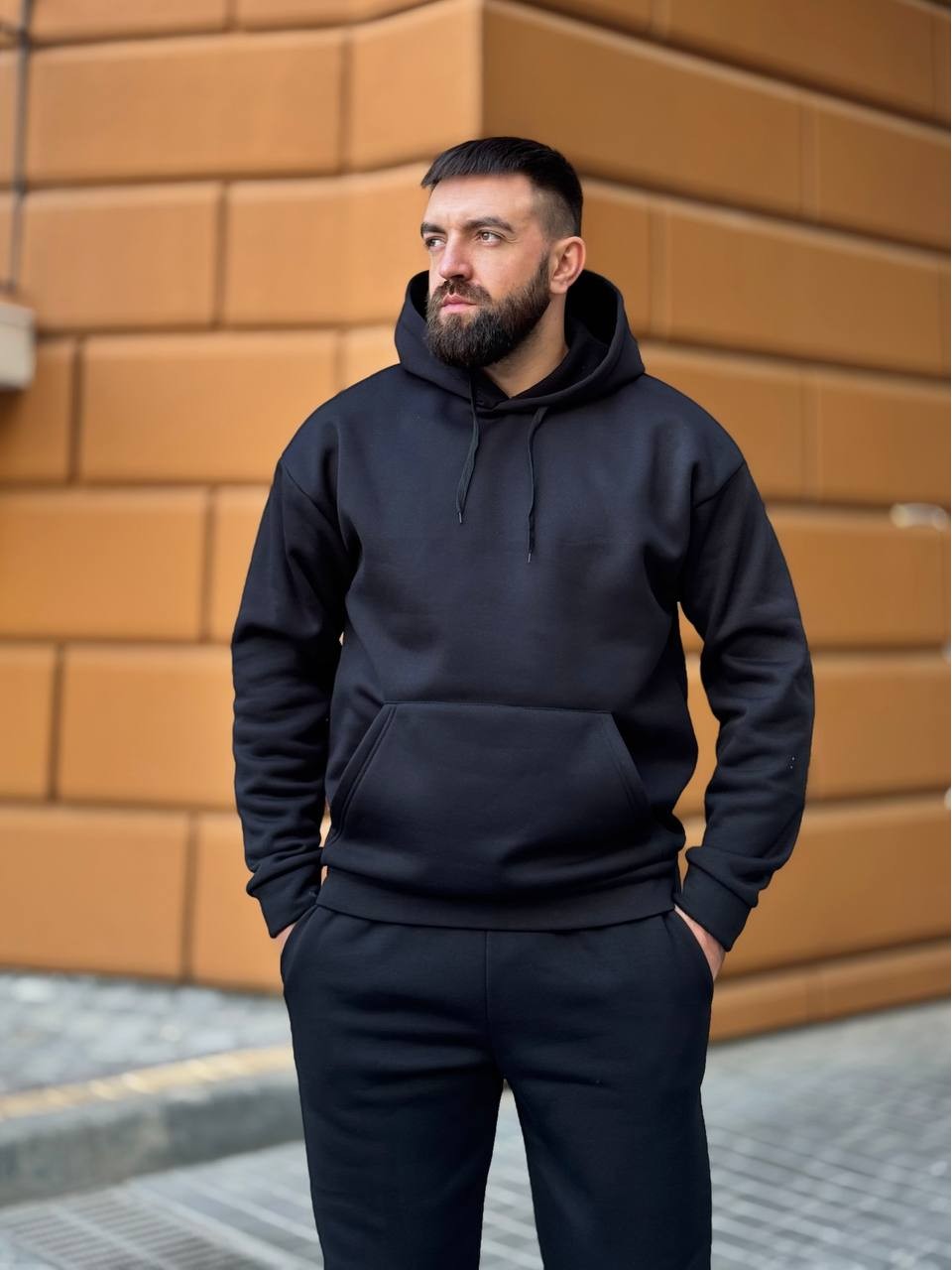 Теплый мужской костюм с капюшоном черного цвета 35749