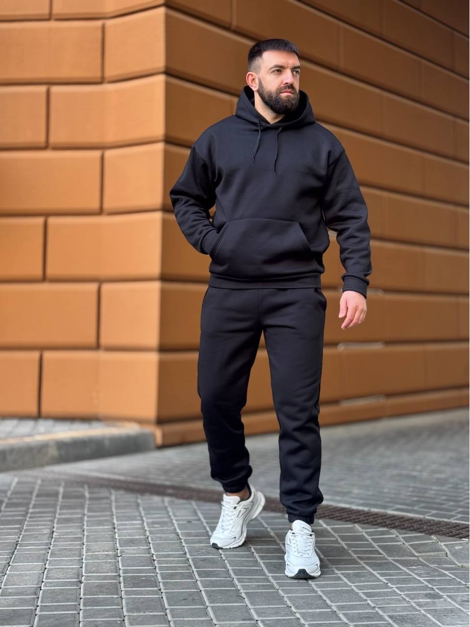 Теплый мужской костюм с капюшоном черного цвета 35749