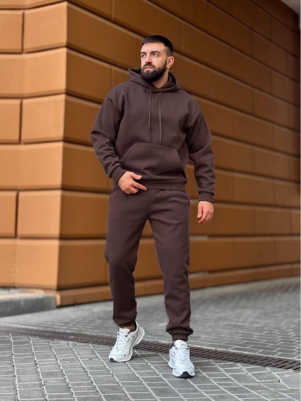 Теплий чоловічий костюм з капюшоном коричневого кольору 35750