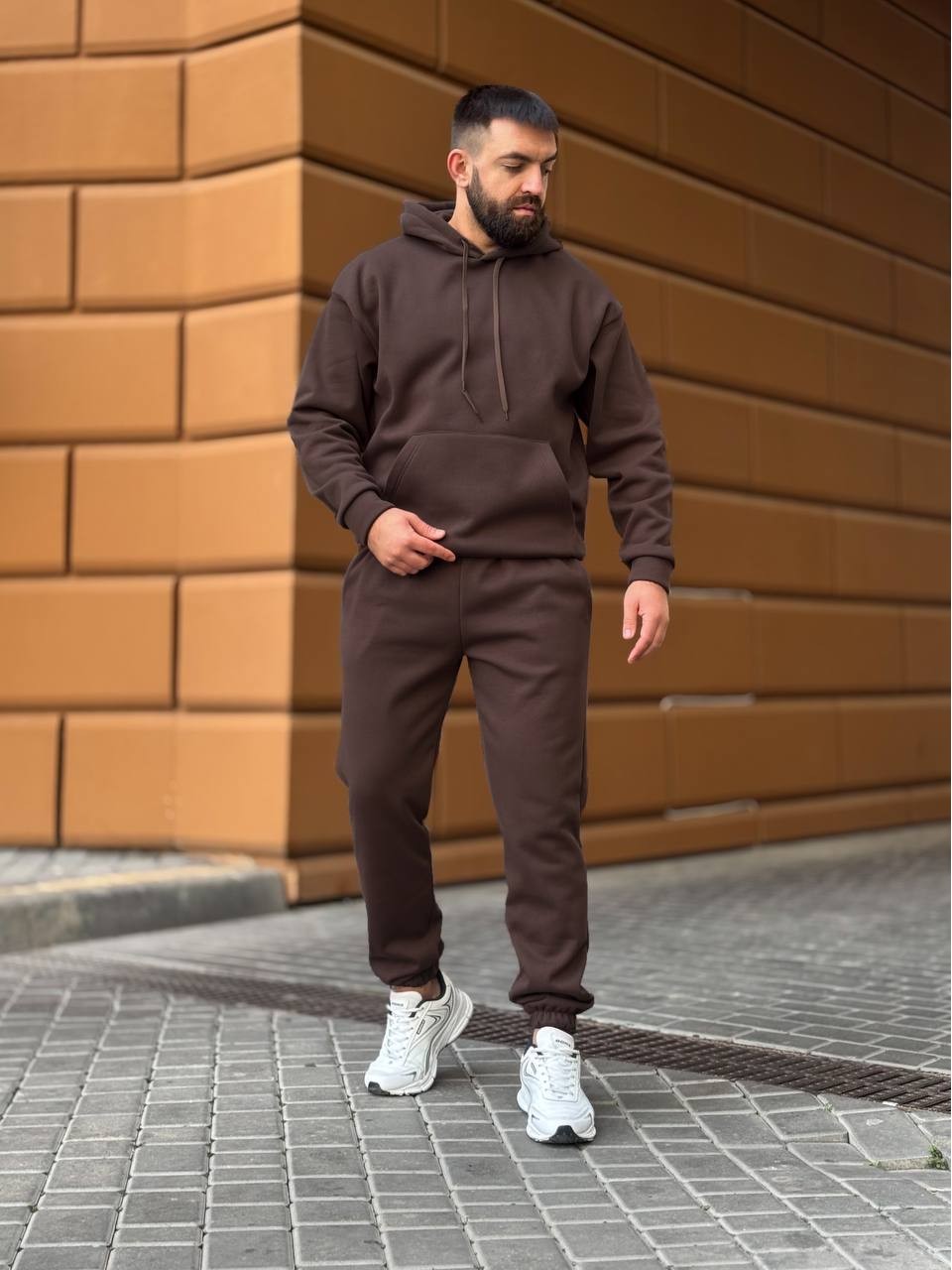 Теплий чоловічий костюм з капюшоном коричневого кольору 35750
