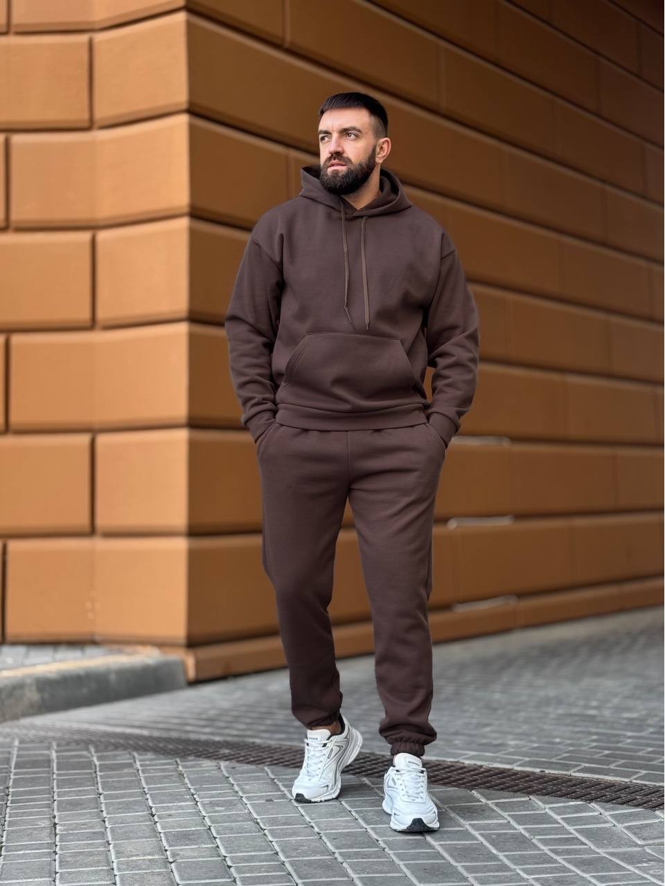 Теплий чоловічий костюм з капюшоном коричневого кольору 35750