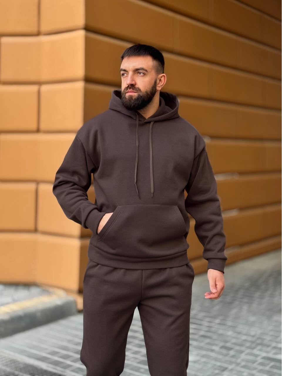 Теплий чоловічий костюм з капюшоном коричневого кольору 35750