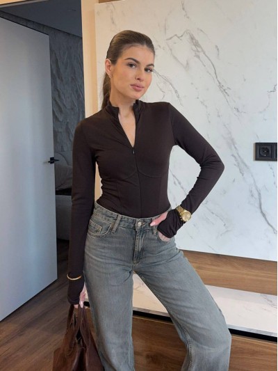 Теплый однотонный боди коричневого цвета 35828