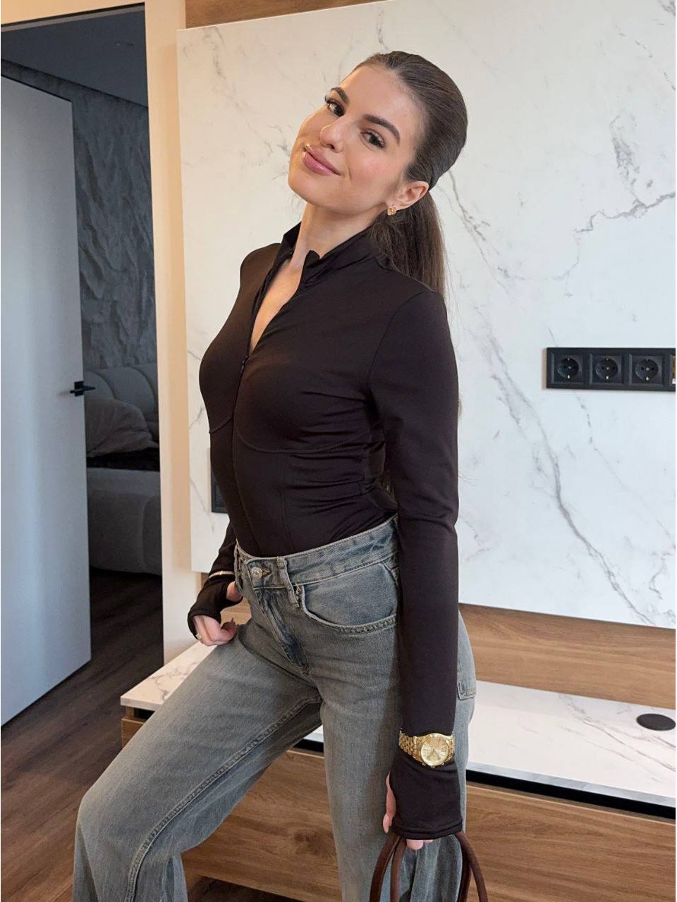 Теплый однотонный боди коричневого цвета 35828