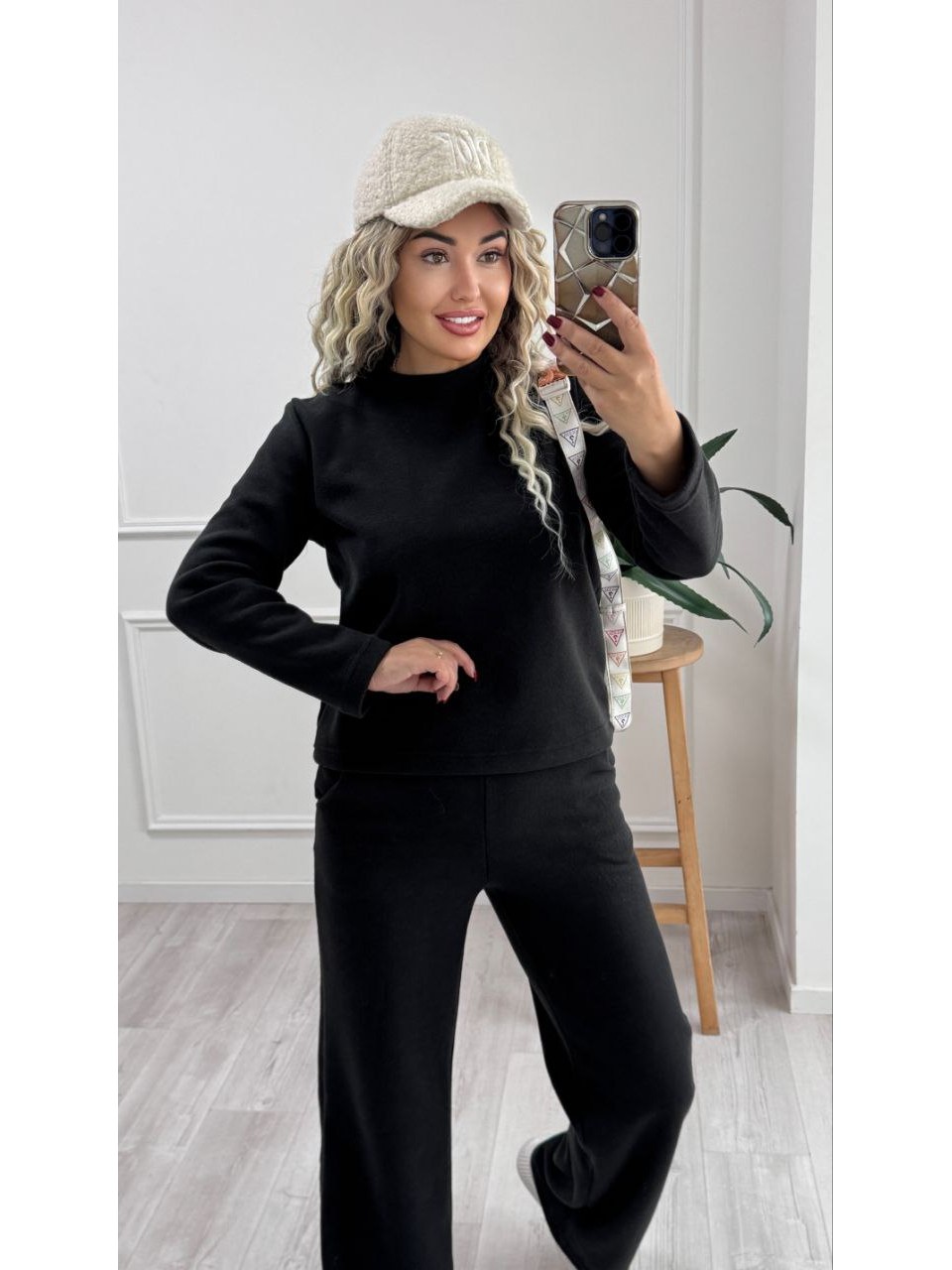 Теплий жiночий костюм чорного кольору 35459