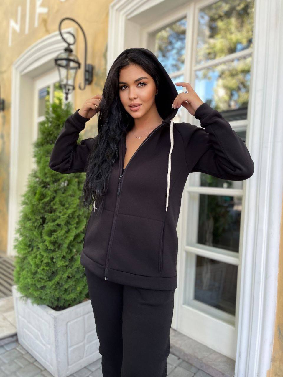 Теплий жіночий костюм iз змiйкою чорного кольору 34201