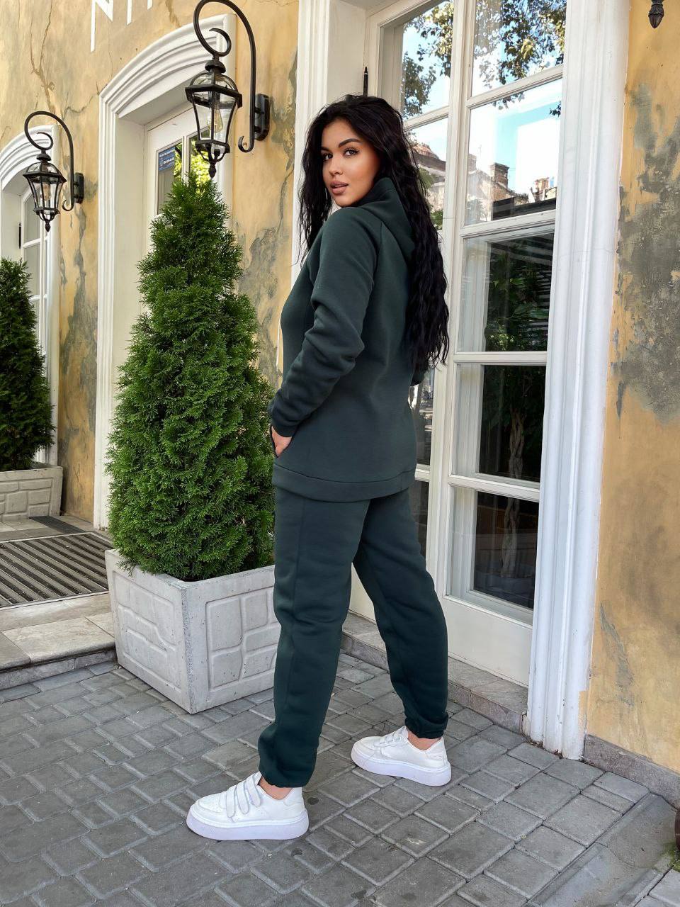 Теплий жіночий костюм iз змiйкою зеленого кольору 34202