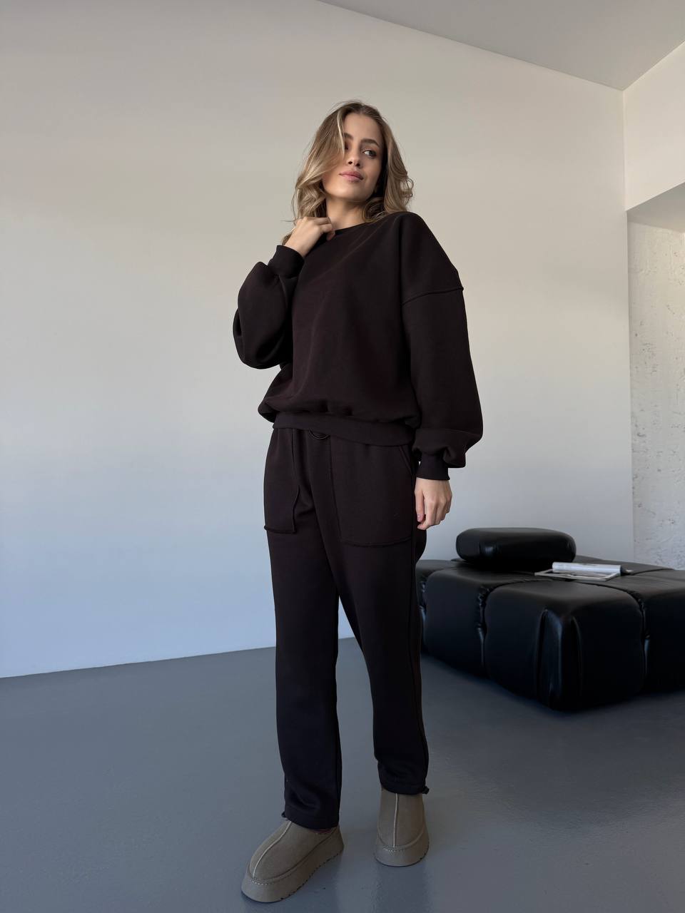 Теплий жiночий костюм коричневого кольору 35625