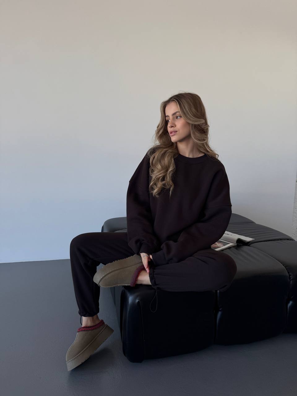 Теплий жiночий костюм коричневого кольору 35625