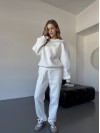 Теплий жiночий костюм молочного кольору 35627