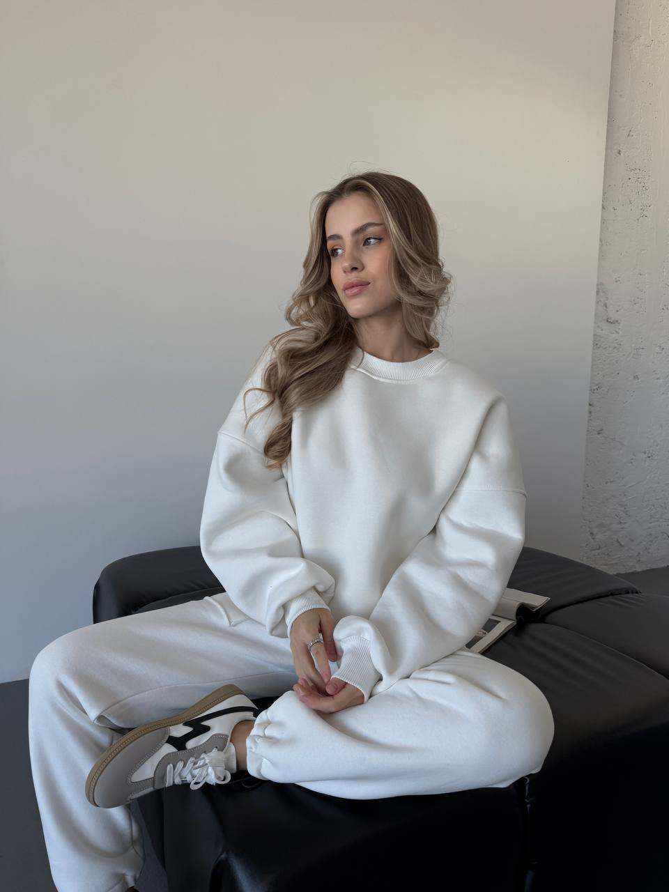 Теплий жiночий костюм молочного кольору 35627