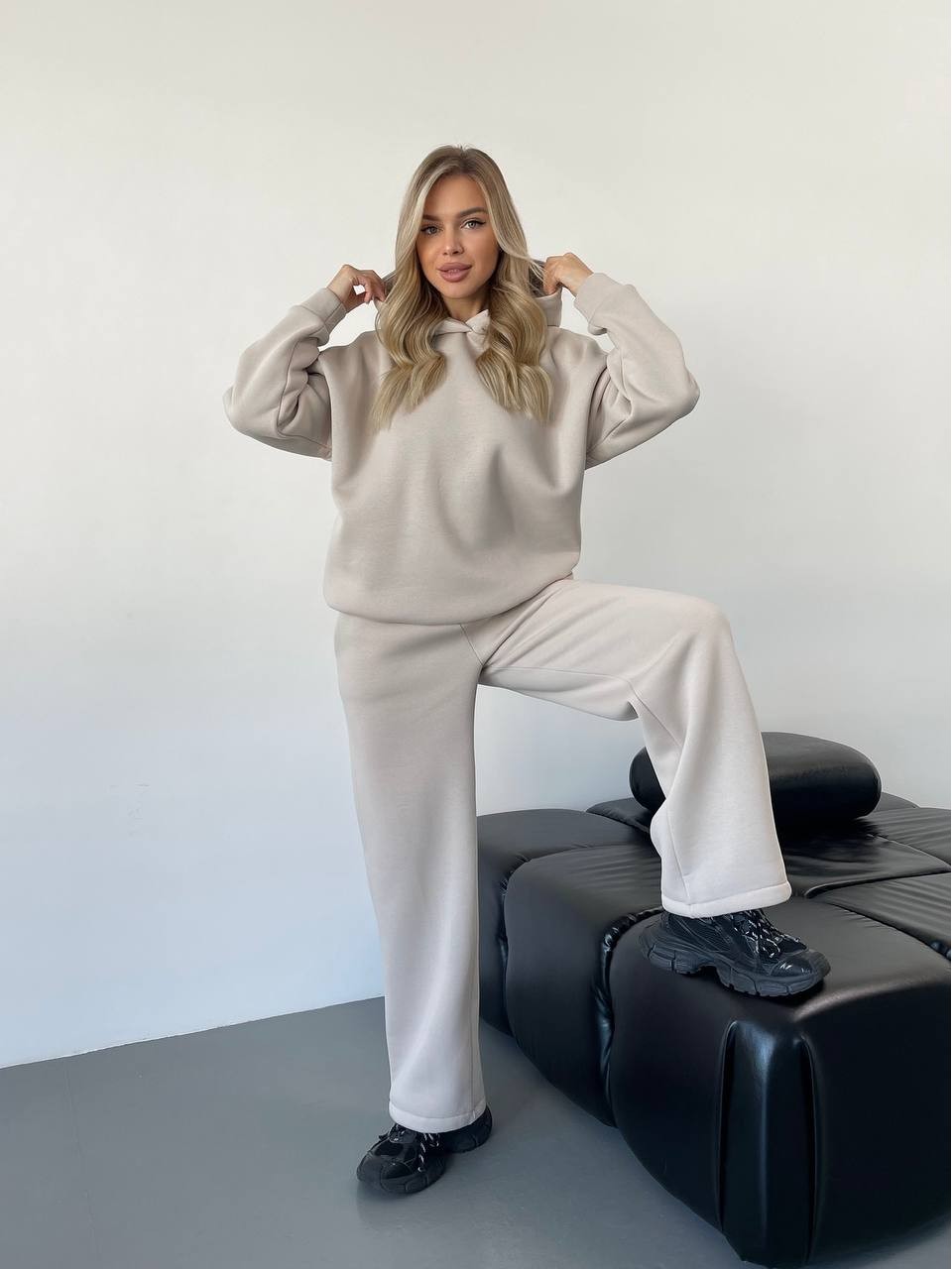 Теплий жiночий костюм з капюшоном бежевого кольору 35808