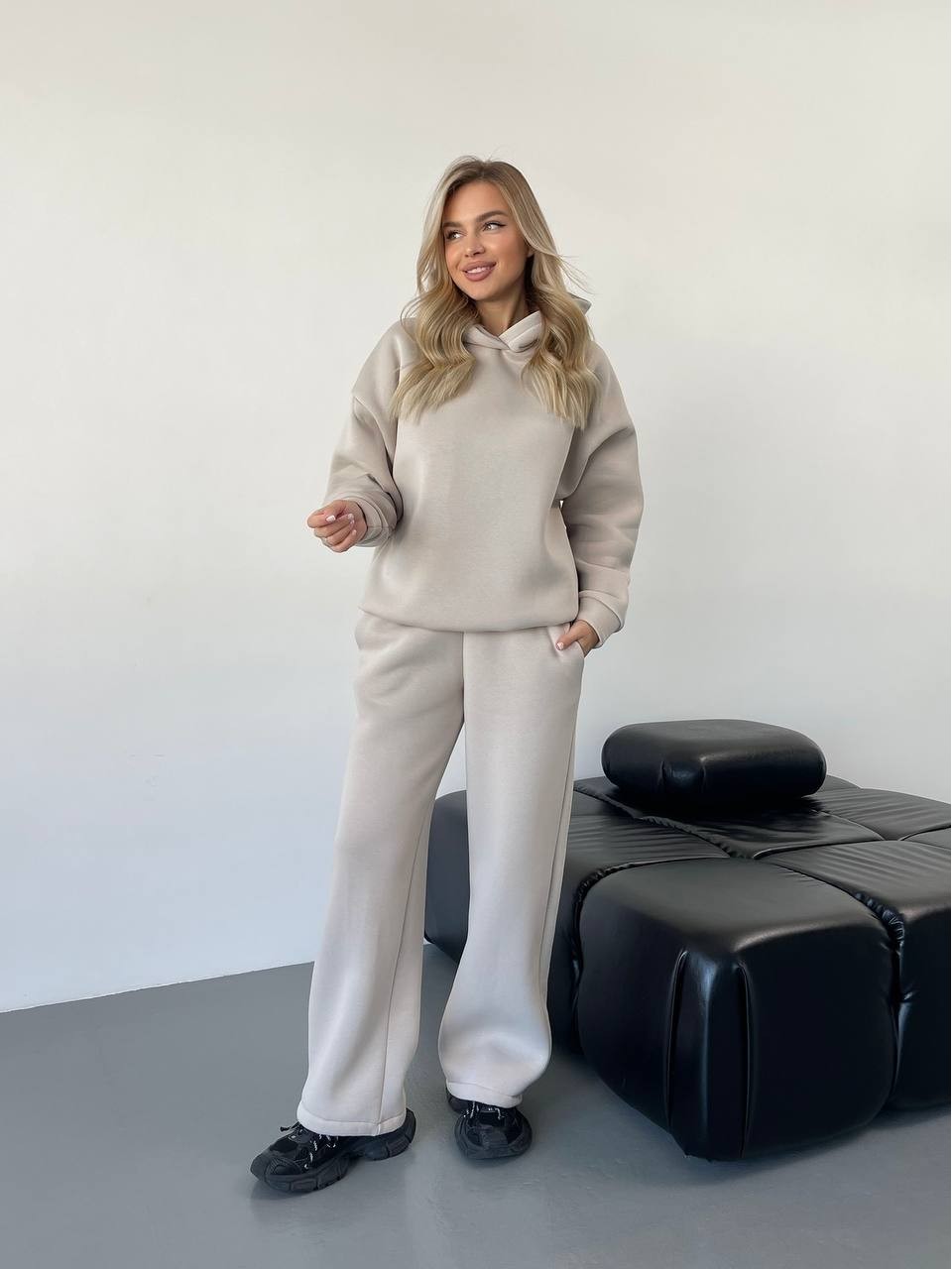 Теплий жiночий костюм з капюшоном бежевого кольору 35808
