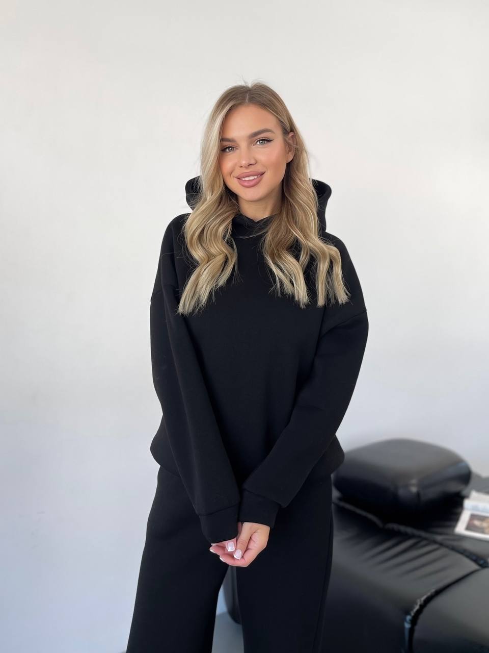 Теплий жiночий костюм з капюшоном чорного кольору 35810