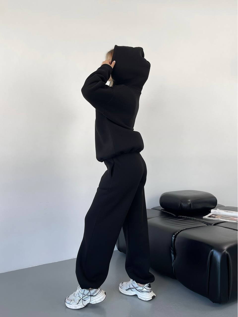 Теплий жiночий костюм з капюшоном чорного кольору 35810