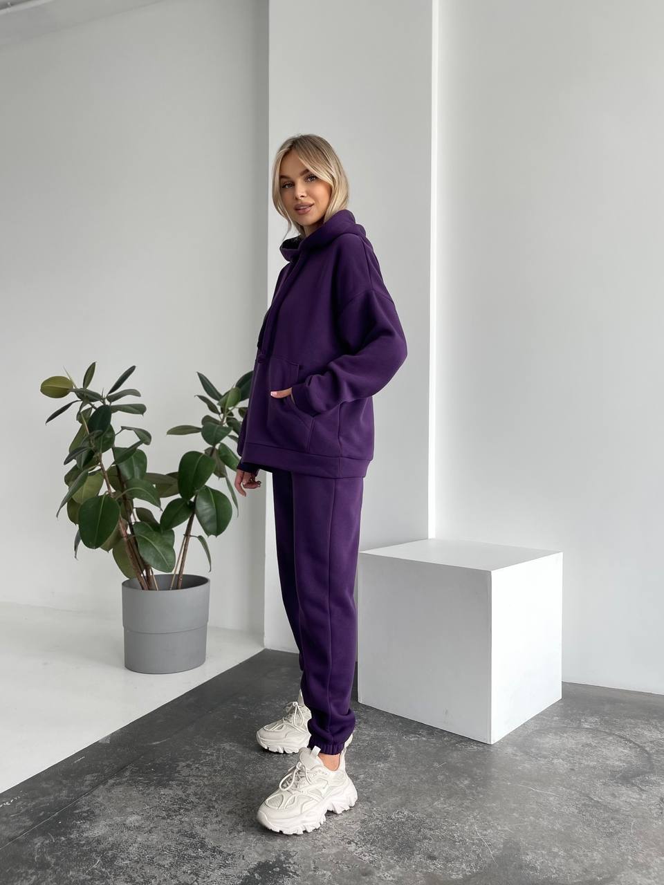 Теплый женский костюм с капюшоном фиолетового цвета 29396