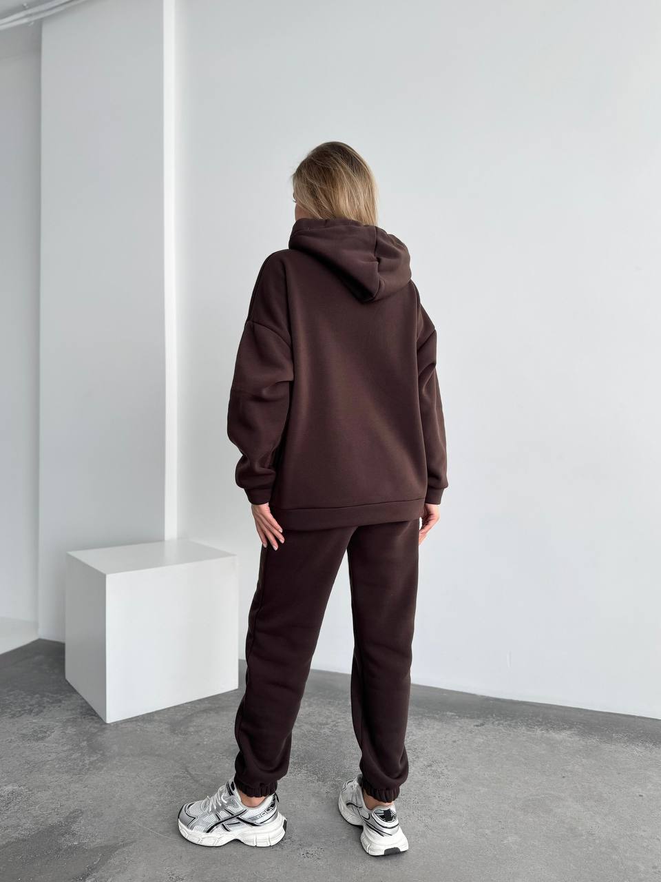 Теплий жіночий костюм з капюшоном коричневого кольору 29407