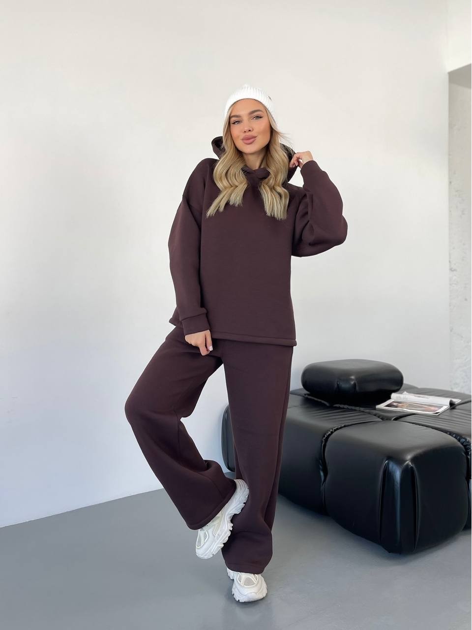 Теплий жiночий костюм з капюшоном коричневого кольору 35809