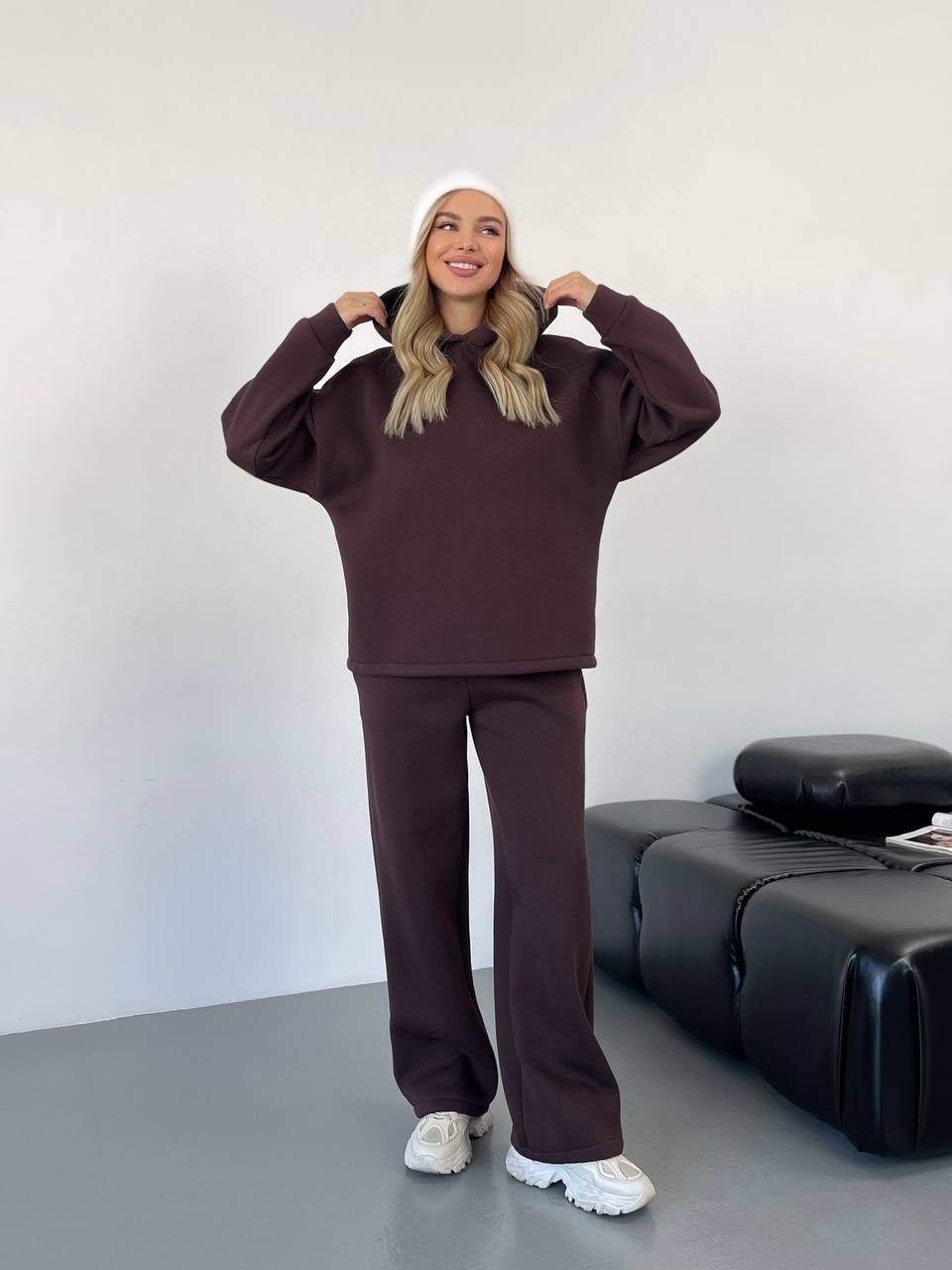 Теплий жiночий костюм з капюшоном коричневого кольору 35809