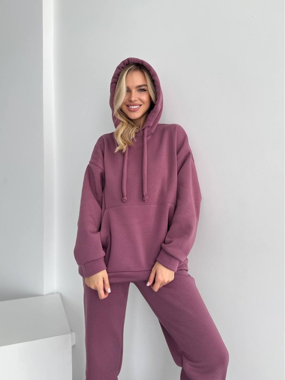 Теплий жіночий костюм з капюшоном пудрового кольору 29405