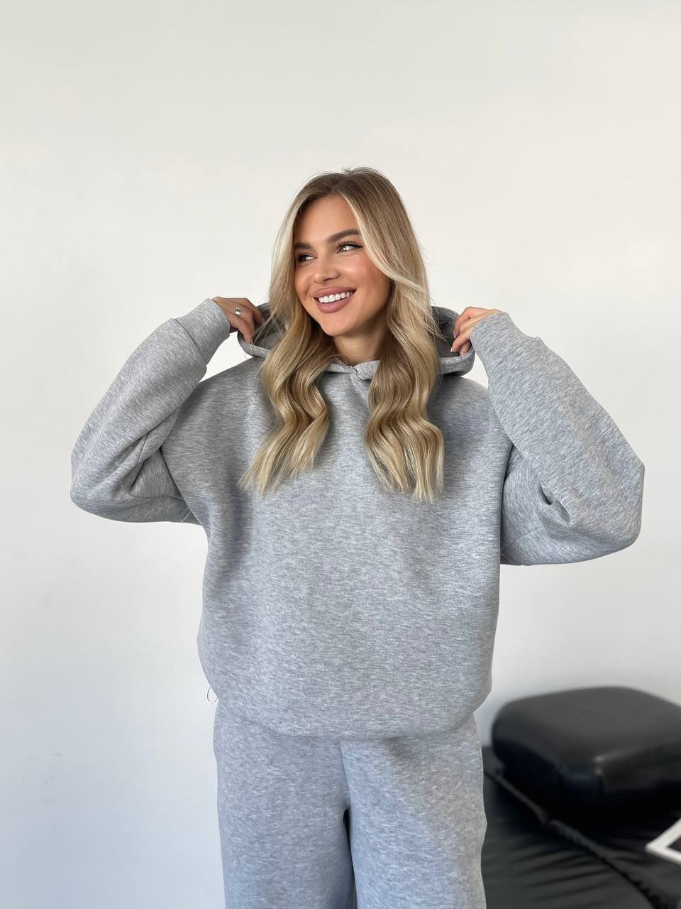 Теплий жiночий костюм з капюшоном сiрого кольору 35813