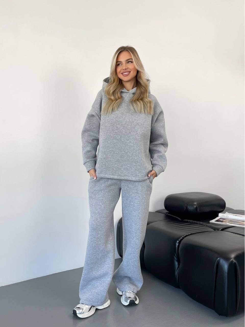 Теплий жiночий костюм з капюшоном сiрого кольору 35813