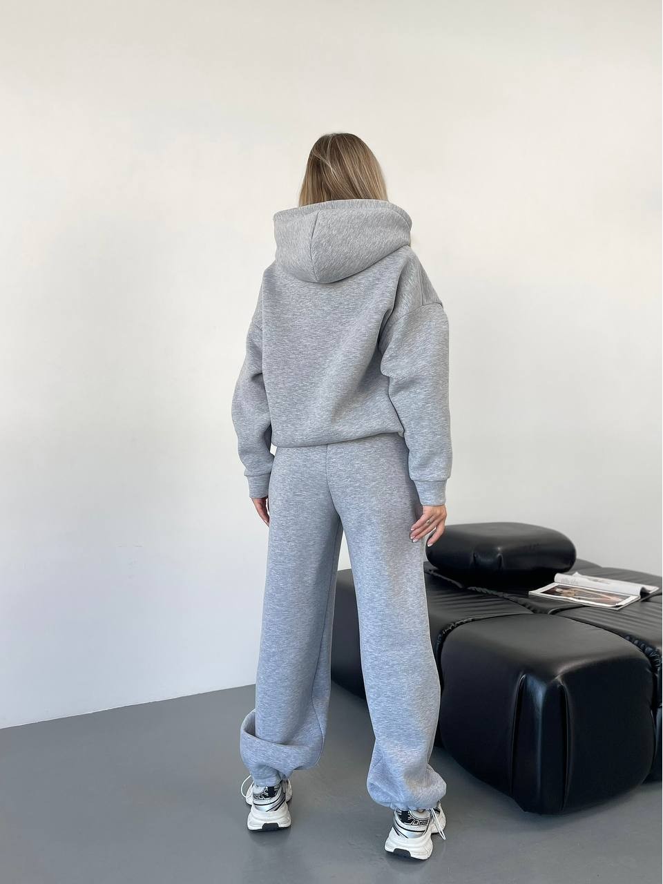 Теплий жiночий костюм з капюшоном сiрого кольору 35813