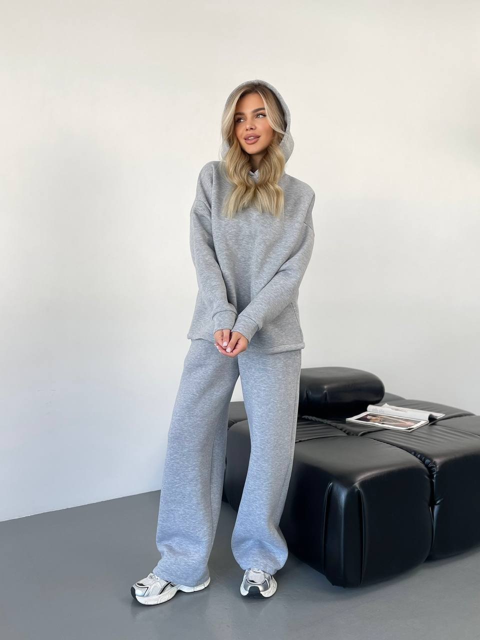 Теплий жiночий костюм з капюшоном сiрого кольору 35813