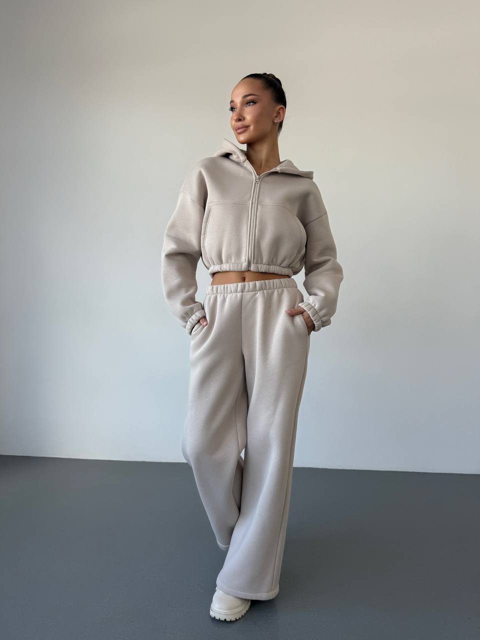 Теплый женский костюм с укороченной кофтой бежевого цвета 35517
