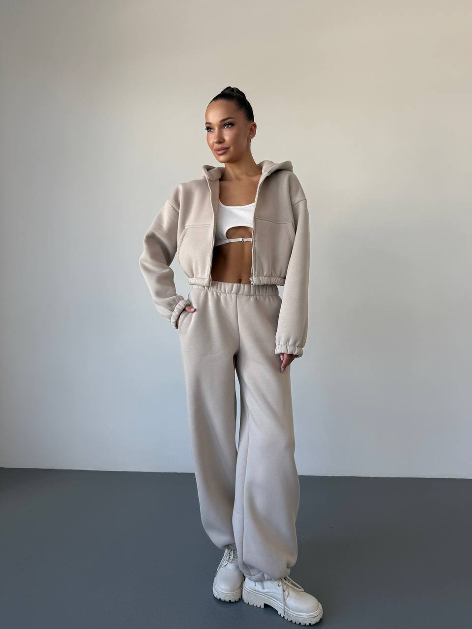 Теплый женский костюм с укороченной кофтой бежевого цвета 35517