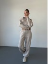 Теплый женский костюм с укороченной кофтой бежевого цвета 35517