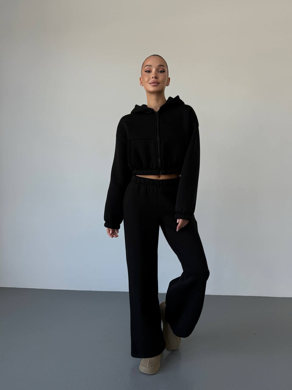 Теплий жiночий костюм з вкороченою кофтою чорного кольору 35519