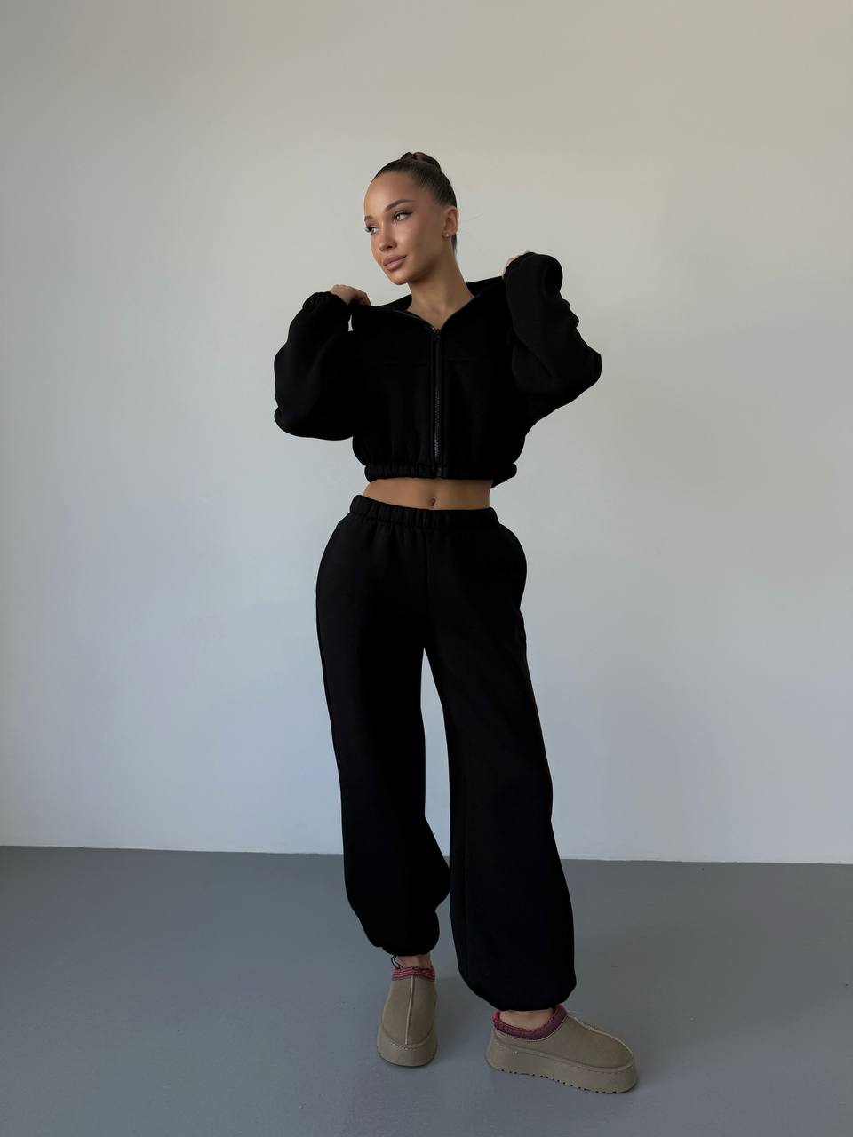 Теплий жiночий костюм з вкороченою кофтою чорного кольору 35519