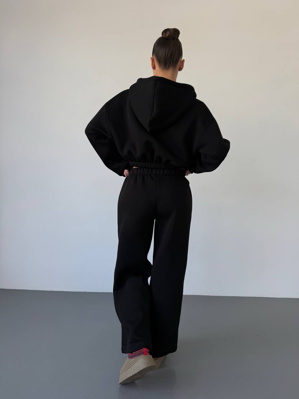 Теплий жiночий костюм з вкороченою кофтою чорного кольору 35519