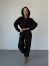 Теплий жiночий костюм з вкороченою кофтою чорного кольору 35519
