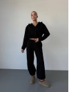 Теплий жiночий костюм з вкороченою кофтою чорного кольору 35519