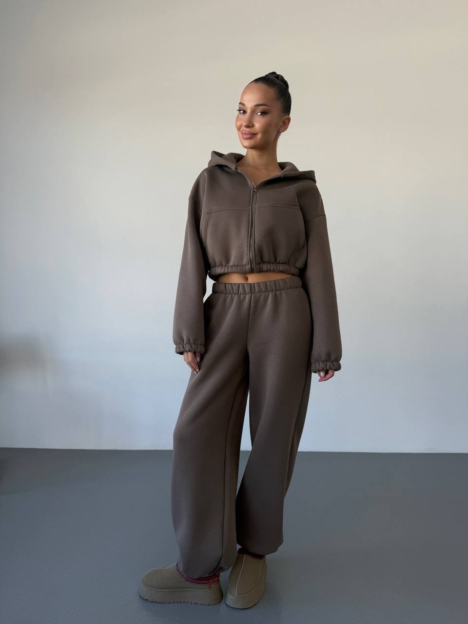 Теплий жiночий костюм з вкороченою кофтою кавового кольору 35521