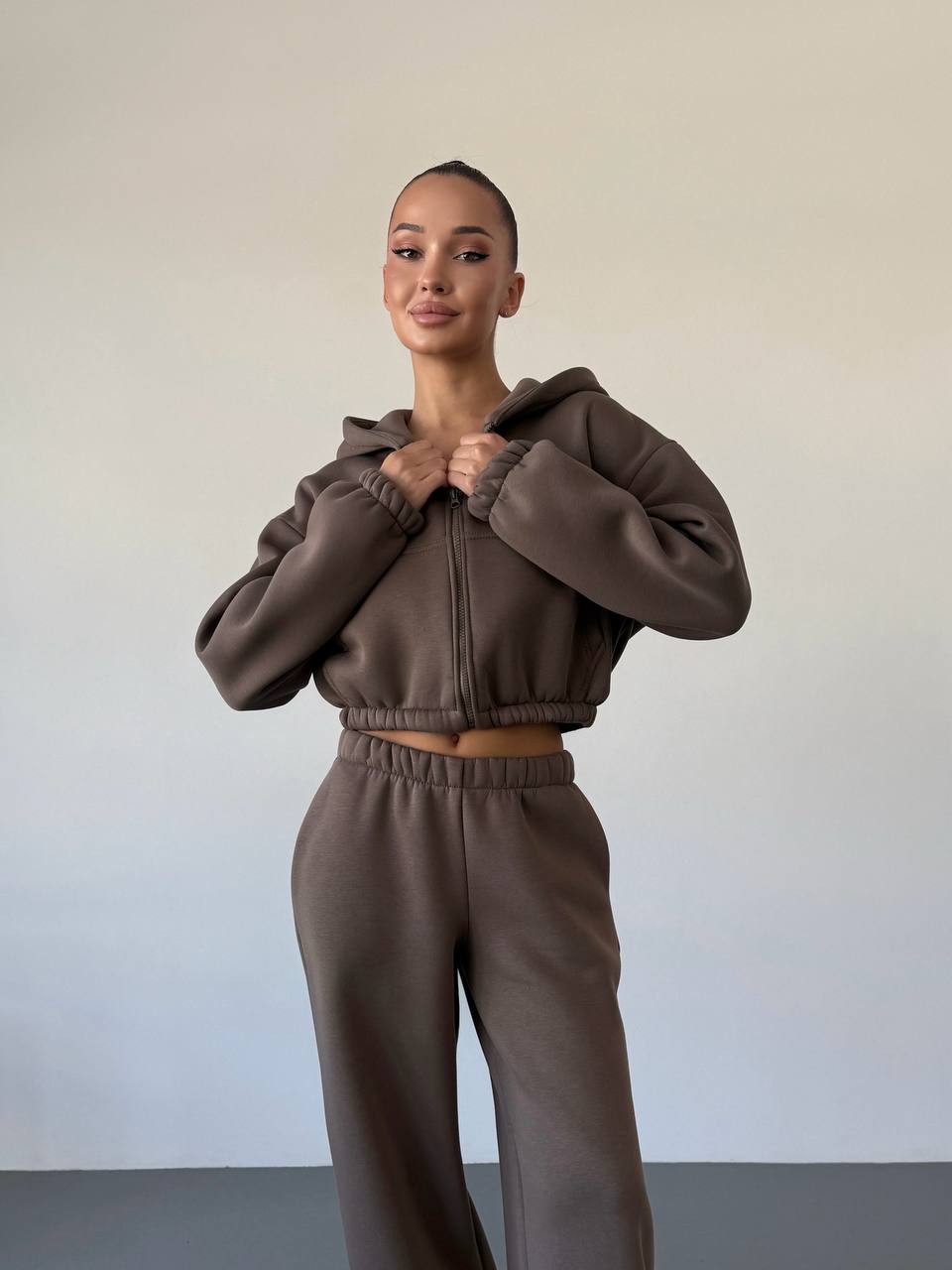 Теплий жiночий костюм з вкороченою кофтою кавового кольору 35521