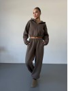 Теплий жiночий костюм з вкороченою кофтою кавового кольору 35521