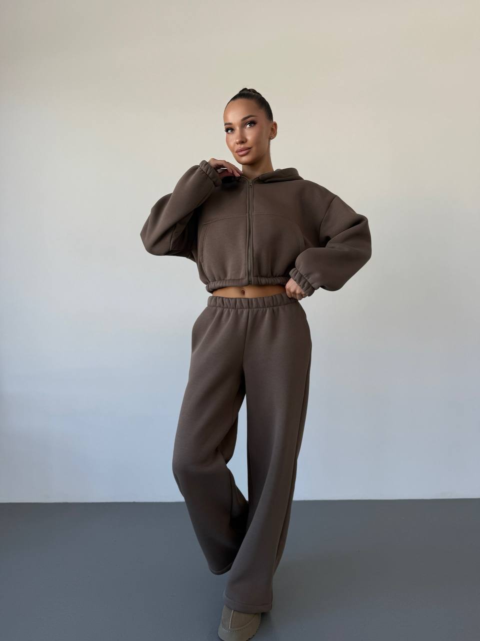 Теплий жiночий костюм з вкороченою кофтою кавового кольору 35521