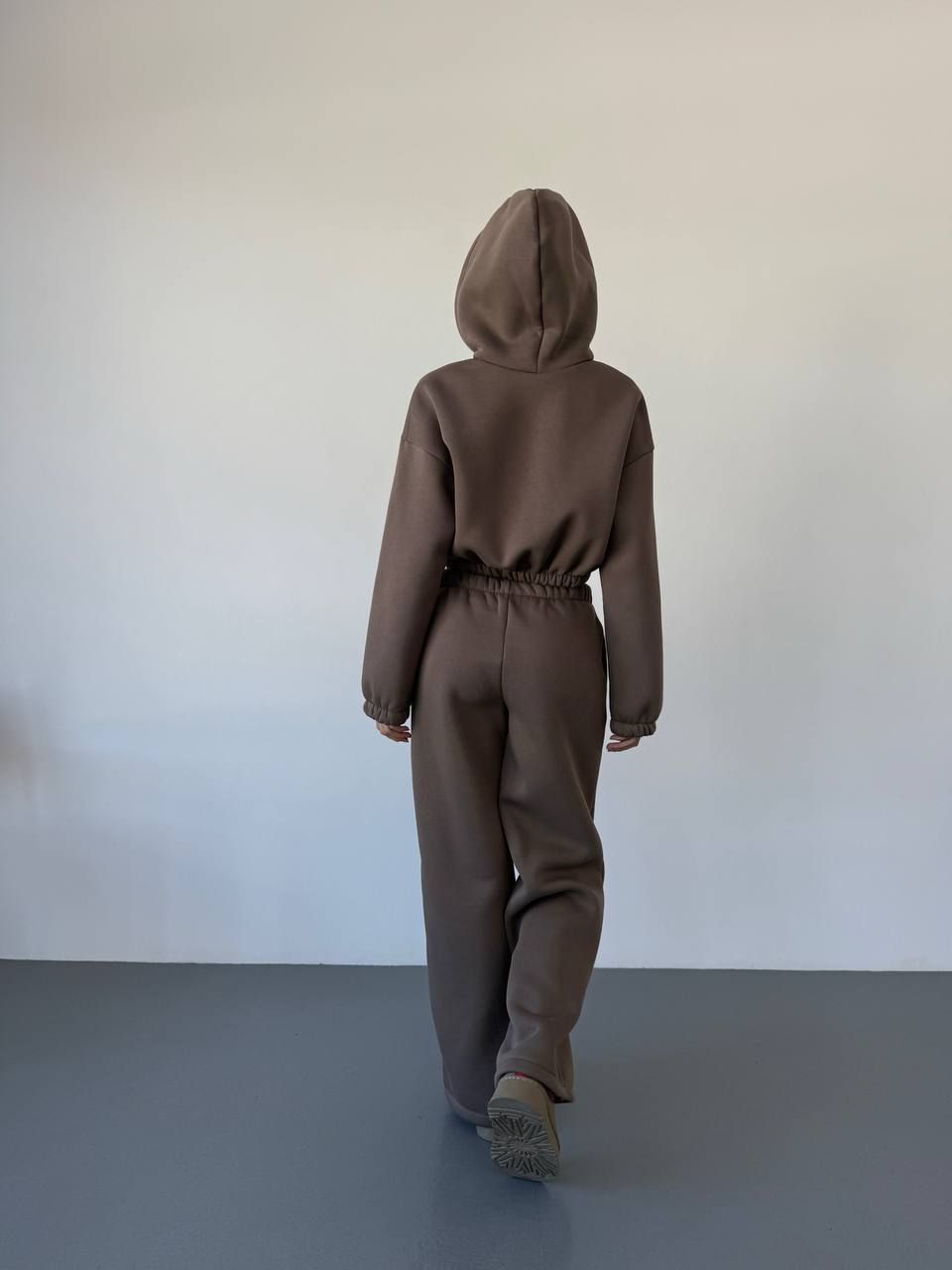 Теплий жiночий костюм з вкороченою кофтою кавового кольору 35521