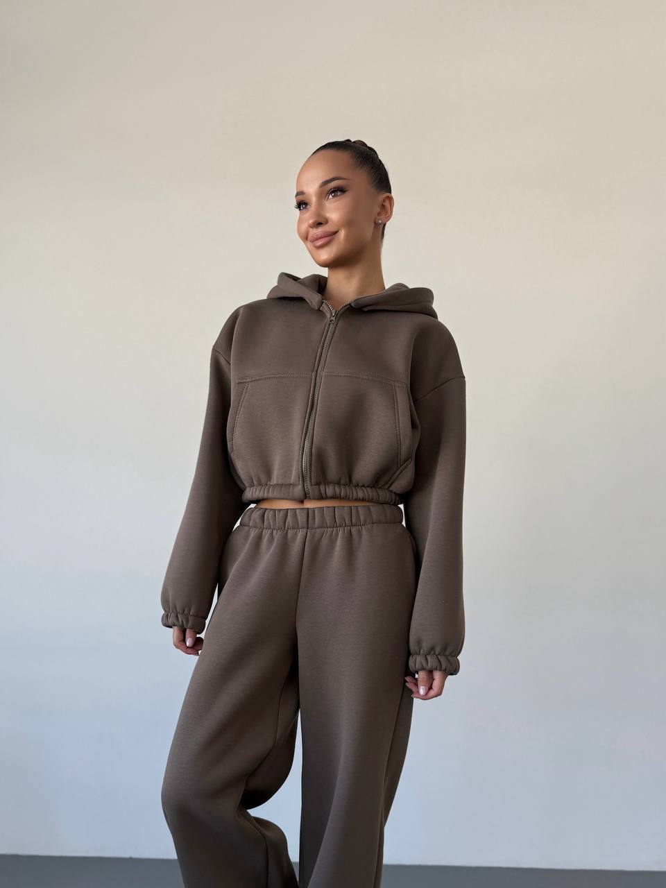 Теплий жiночий костюм з вкороченою кофтою кавового кольору 35521