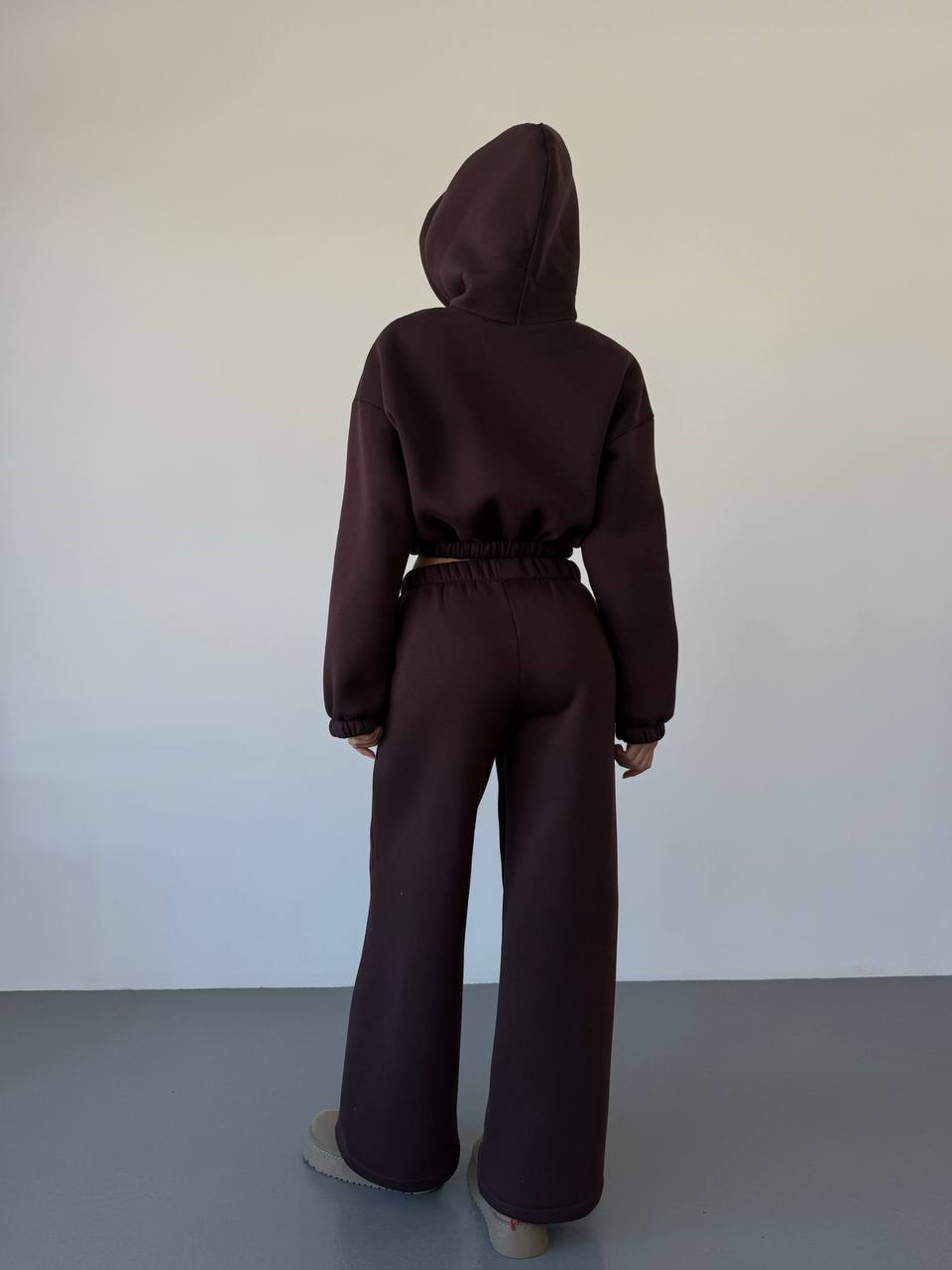 Теплый женский костюм с укороченной кофтой коричневого цвета 35516