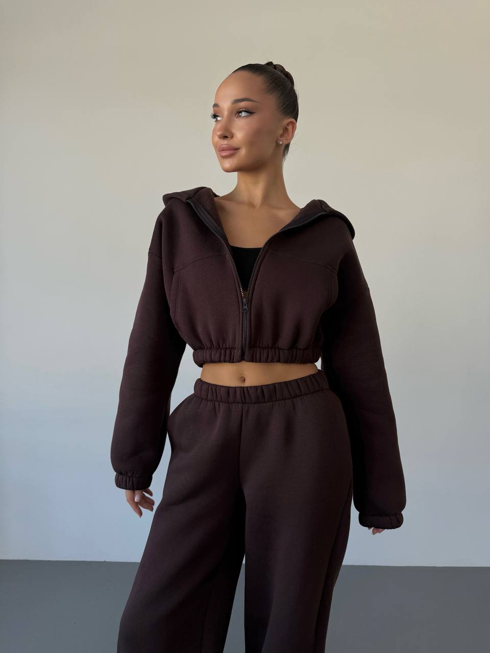 Теплый женский костюм с укороченной кофтой коричневого цвета 35516