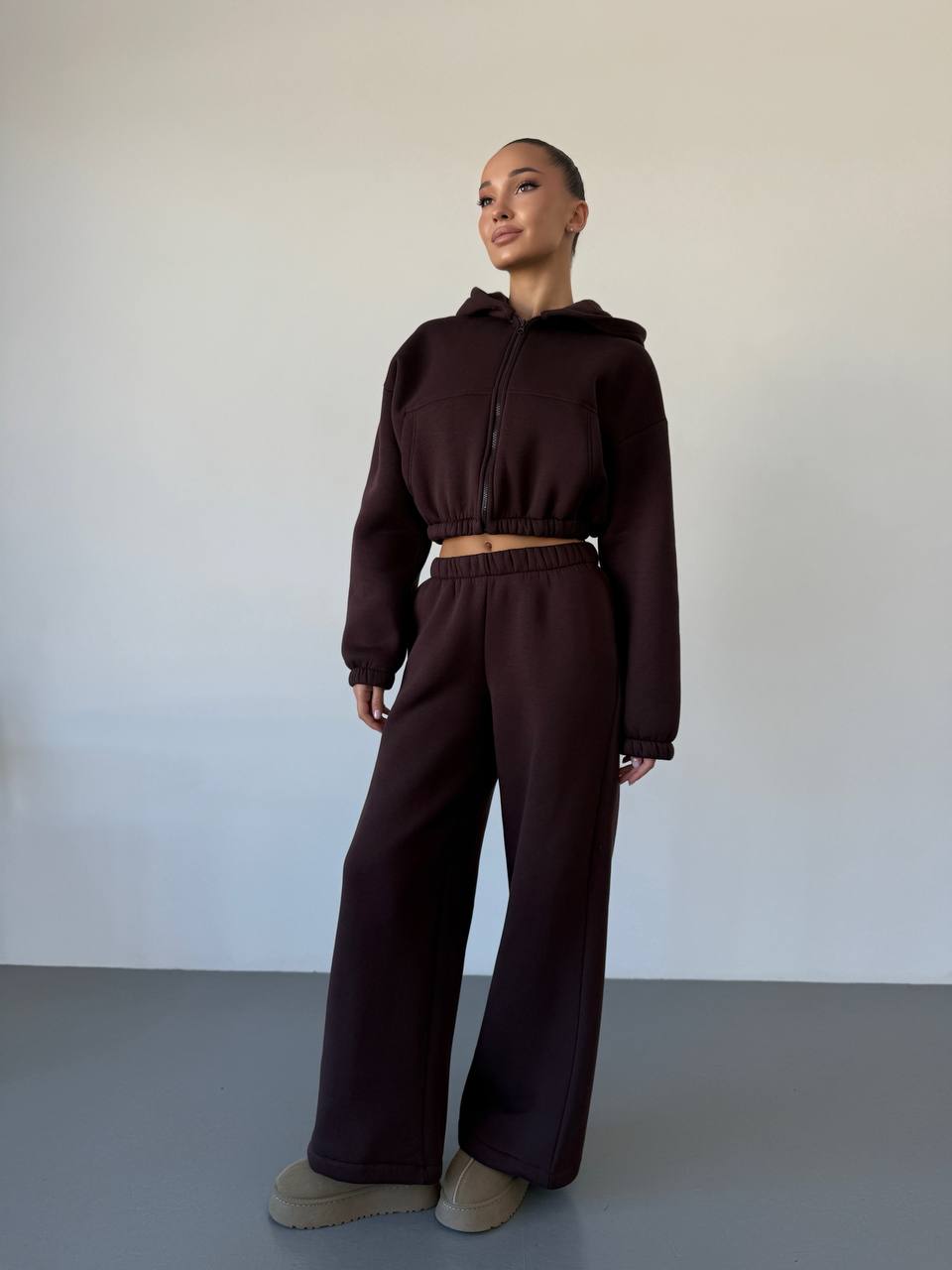 Теплый женский костюм с укороченной кофтой коричневого цвета 35516