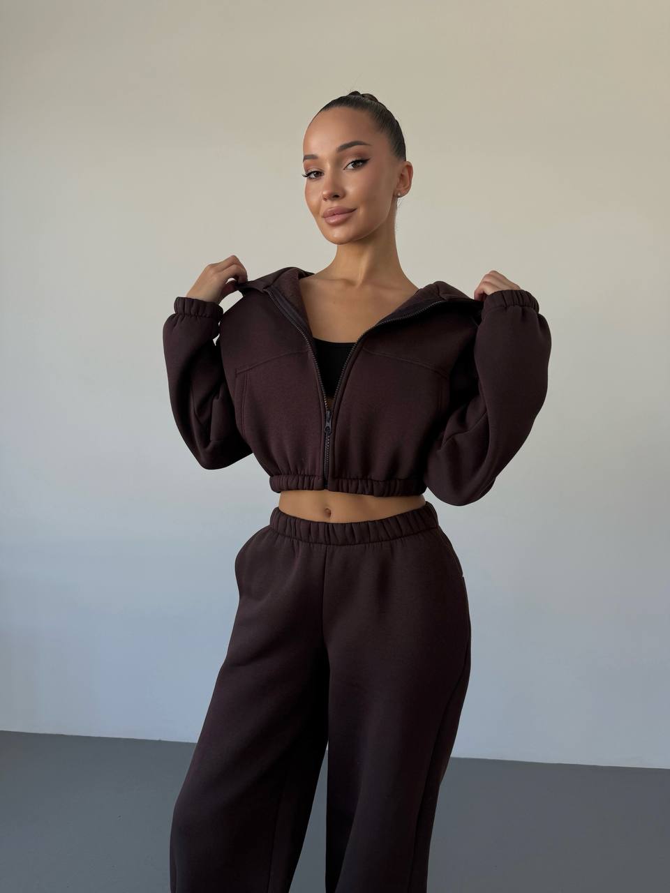 Теплый женский костюм с укороченной кофтой коричневого цвета 35516