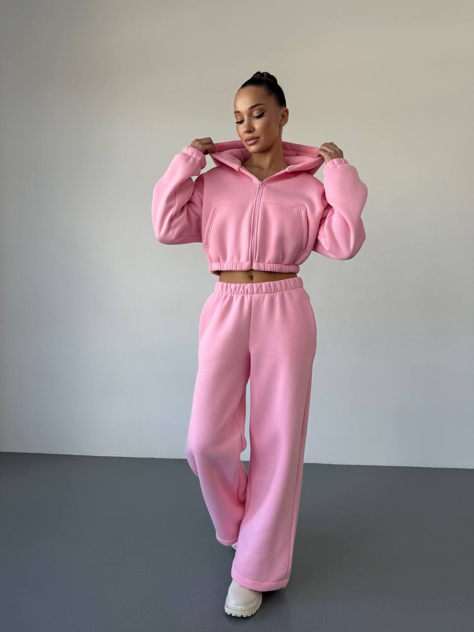 Теплий жiночий костюм з вкороченою кофтою рожевого кольору 35518