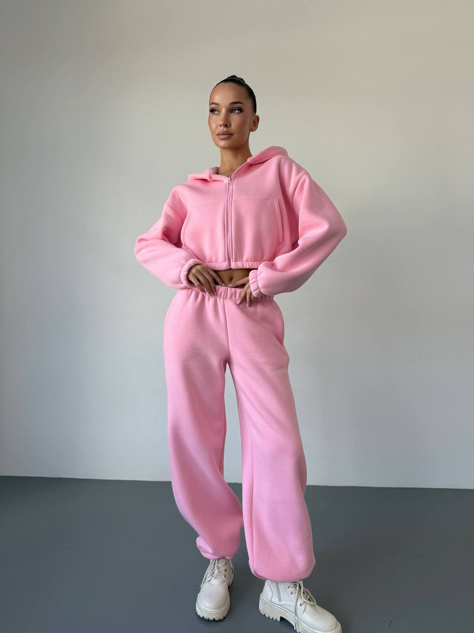 Теплий жiночий костюм з вкороченою кофтою рожевого кольору 35518