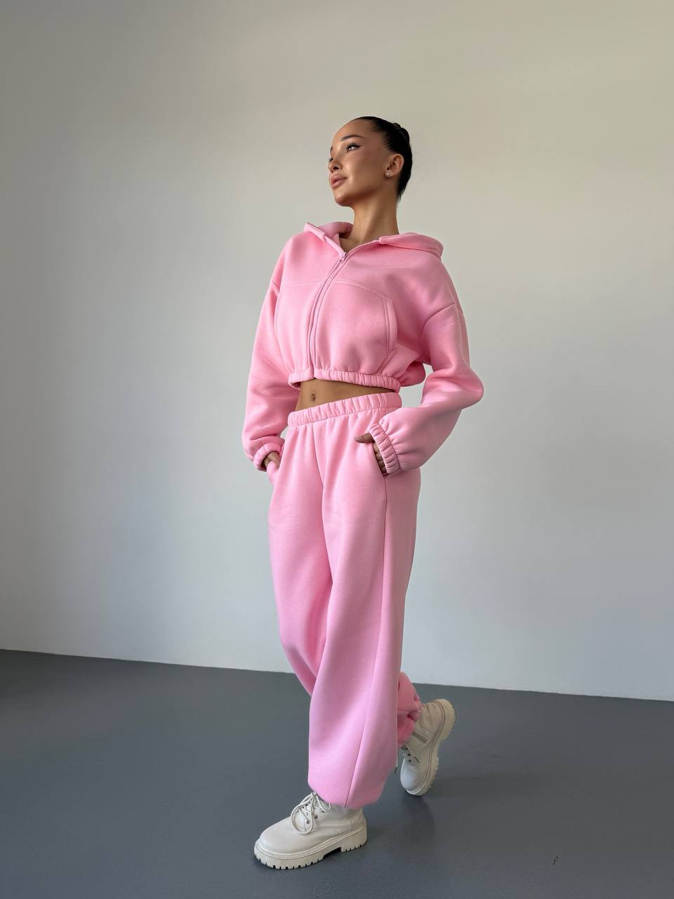 Теплий жiночий костюм з вкороченою кофтою рожевого кольору 35518