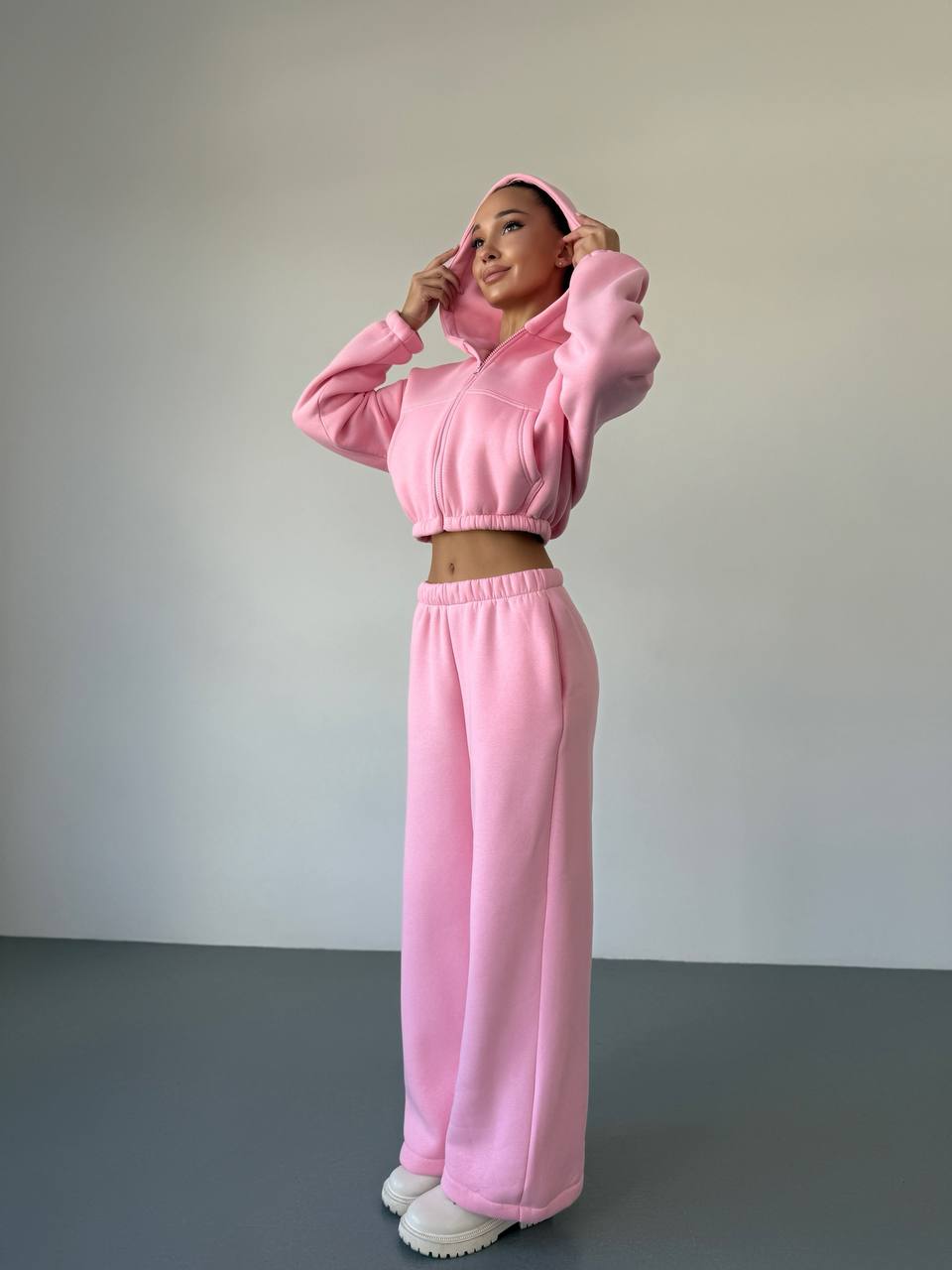 Теплий жiночий костюм з вкороченою кофтою рожевого кольору 35518